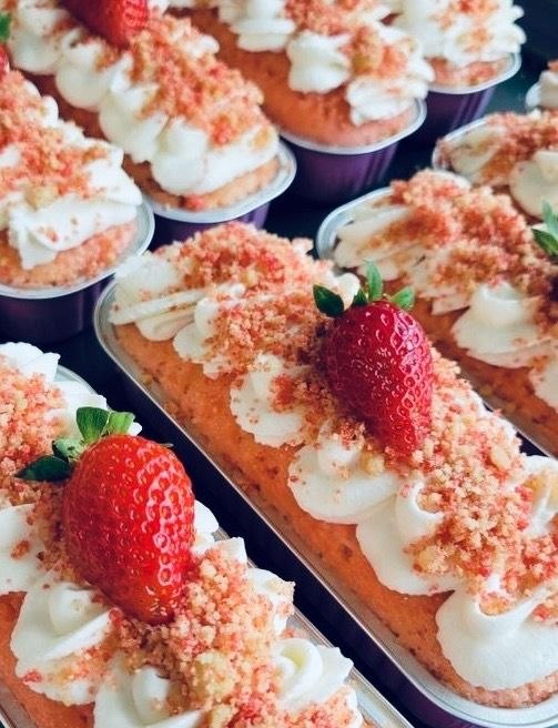 Strawberry shortcake bars with fresh strawberries